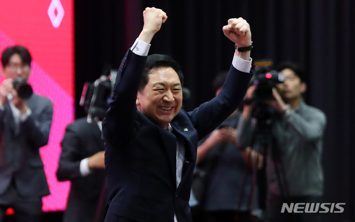 [서울=뉴시스] 추상철 기자 = 김기현 국민의힘 당 대표가 2일 오전 서울 여의도 중소기업중앙회에서 열린 '전국 당협위원장 워크숍'에 참석해 인사를 하고 있다. 2023.06.02. scchoo@newsis.com