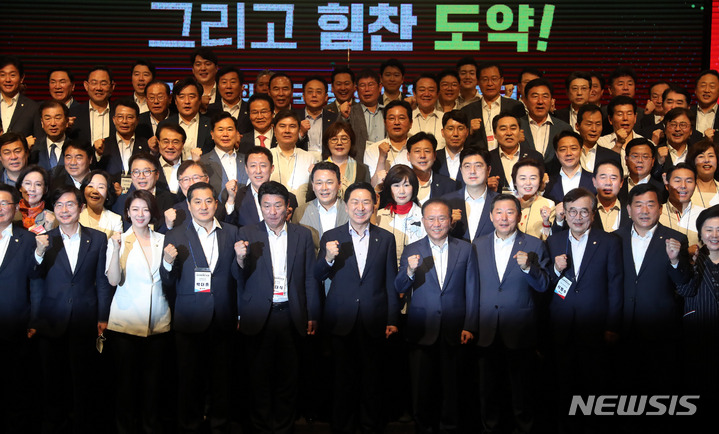 [서울=뉴시스] 추상철 기자 = 김기현 국민의힘 당 대표가 2일 오전 서울 여의도 중소기업중앙회에서 열린 '전국 당협위원장 워크숍'에 참석해 기념촬영을 하고 있다. 2023.06.02. scchoo@newsis.com