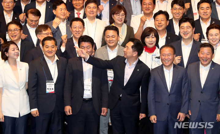 [서울=뉴시스] 추상철 기자 = 김기현 국민의힘 당 대표가 2일 오전 서울 여의도 중소기업중앙회에서 열린 '전국 당협위원장 워크숍'에 참석해 기념촬영 준비를 하고 있다. 2023.06.02. scchoo@newsis.com