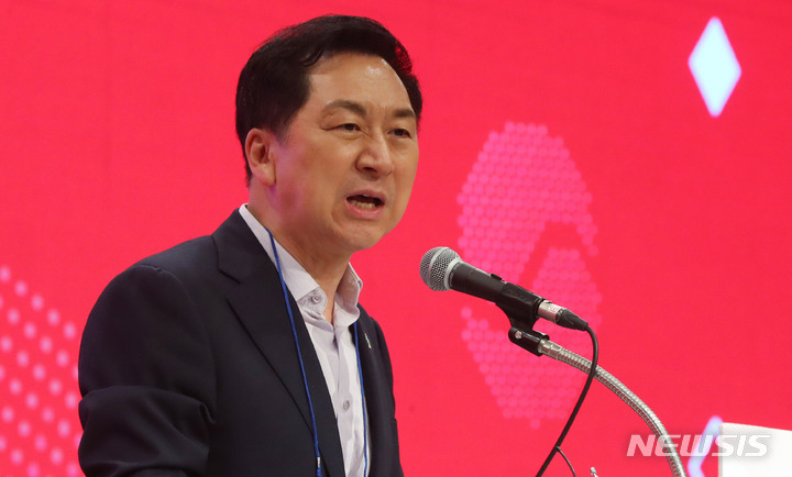 [서울=뉴시스] 추상철 기자 = 김기현 국민의힘 당 대표가 2일 오전 서울 여의도 중소기업중앙회에서 열린 '전국 당협위원장 워크숍'에 참석해 인사말을 하고 있다. 2023.06.02. scchoo@newsis.com