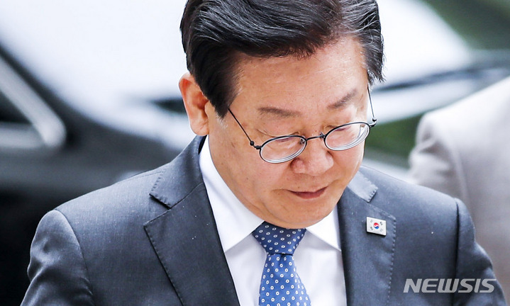 [서울=뉴시스] 정병혁 기자 = 지난 대선 과정에서 허위 발언을 한 혐의로 재판에 넘겨진 이재명 더불어민주당 대표가 2일 오전 서울 서초구 서울중앙지방법원에서 열린 공직선거법 위반 혐의 공판에 출석하고 있다. 2023.06.02. jhope@newsis.com