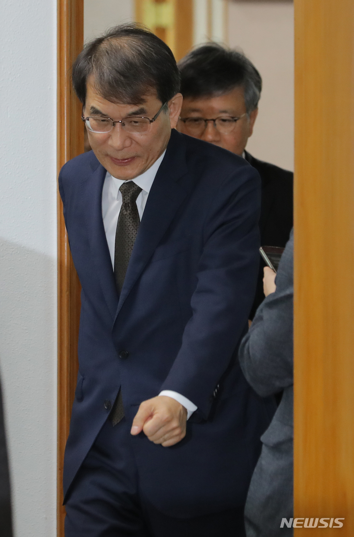 [과천=뉴시스] 김금보 기자 = 노태악 중앙선거관리위원장이 2일 오전 경기 과천시 중앙선거관리위원회에서 열리는 고위직 간부 자녀 특혜 채용 의혹 관련 위원회의 참석하고 있다. 2023.06.02. kgb@newsis.com