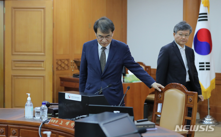 [과천=뉴시스] 김금보 기자 = 노태악 중앙선거관리위원장이 2일 오전 경기 과천시 중앙선거관리위원회에서 열리는 고위직 간부 자녀 특혜 채용 의혹 관련 위원회의 참석하고 있다. 2023.06.02. kgb@newsis.com