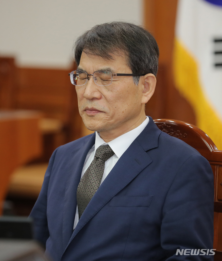 [과천=뉴시스] 김금보 기자 = 노태악 중앙선거관리위원장이 2일 오전 경기 과천시 중앙선거관리위원회에서 열리는 고위직 간부 자녀 특혜 채용 의혹 관련 위원회의 참석해 눈을 감고 있다. 2023.06.02. kgb@newsis.com