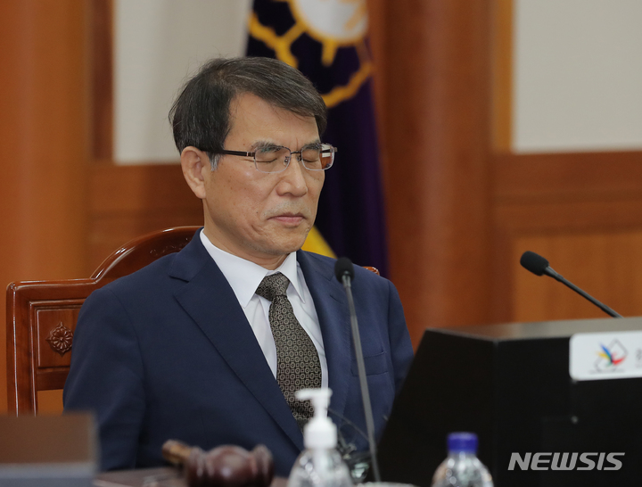 [과천=뉴시스] 김금보 기자 = 노태악 중앙선거관리위원장이 2일 오전 경기 과천시 중앙선거관리위원회에서 열리는 고위직 간부 자녀 특혜 채용 의혹 관련 위원회의 참석해 눈을 감고 있다. 2023.06.02. kgb@newsis.com