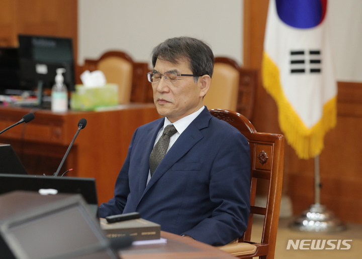 [과천=뉴시스] 김금보 기자 = 노태악 중앙선거관리위원장이 2일 오전 경기 과천시 중앙선거관리위원회에서 열리는 고위직 간부 자녀 특혜 채용 의혹 관련 위원회의 참석해 눈을 감고 있다. 2023.06.02. kgb@newsis.com