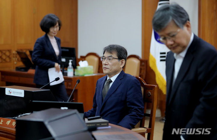 [과천=뉴시스] 김금보 기자 = 노태악 중앙선거관리위원장이 2일 오전 경기 과천시 중앙선거관리위원회에서 열리는 고위직 간부 자녀 특혜 채용 의혹 관련 위원회의 참석하고 있다. 2023.06.02. kgb@newsis.com