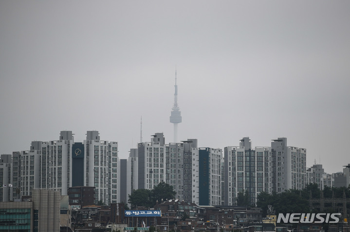 [서울=뉴시스] 정병혁 기자 = 전국이 구름 많은 날씨가 예보된 지난 2일 오전 서울 서초구 잠수교에서 바라본 서울 도심이 흐린 모습을 보이고 있다. 2023.06.02. jhope@newsis.com