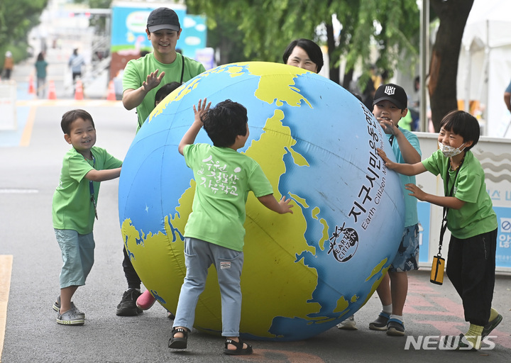 [수원=뉴시스] 김종택 기자 = 환경의 날을 사흘 앞둔 지난 2일 경기도 수원시 권선구 상상캠퍼스에서 열린 '2023경기도 환경교육주간'행사에서 어린이들이 지구본 풍선을 굴리고 있다. 2023.06.05. jtk@newsis.com