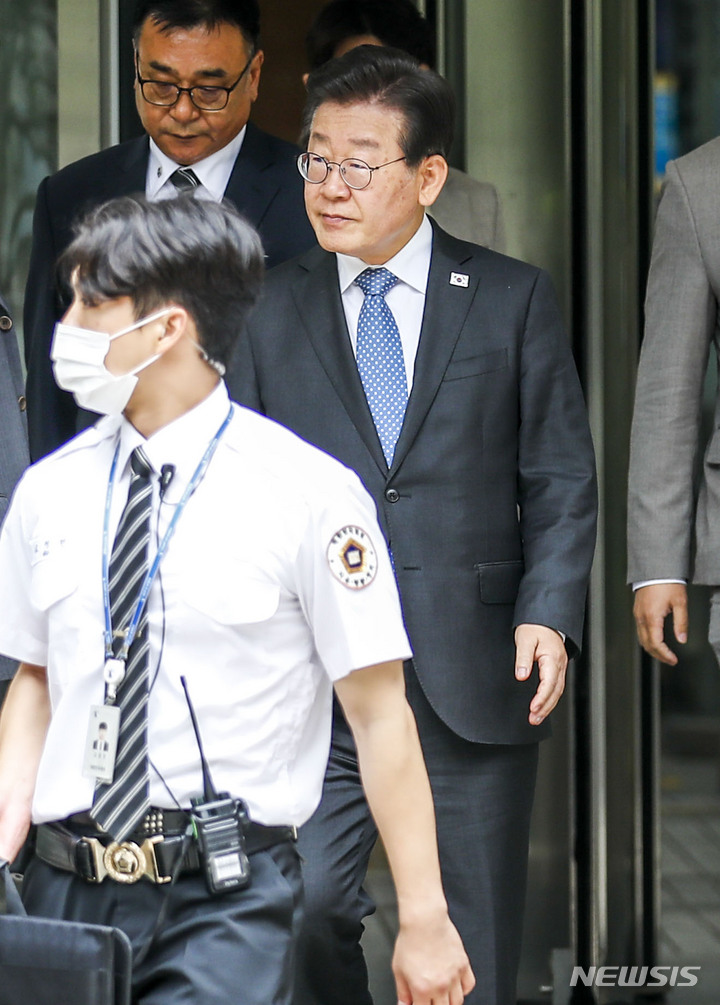 [서울=뉴시스] 정병혁 기자 = 지난 대선 과정에서 허위 발언을 한 혐의로 재판에 넘겨진 이재명 더불어민주당 대표가 2일 오전 서울 서초구 서울중앙지방법원에서 열린 공직선거법 위반 혐의 재판을 마친 뒤 법원을 나서고 있다.. 2023.06.02. jhope@newsis.com
