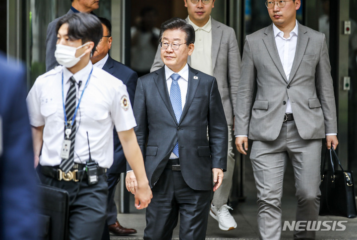 [서울=뉴시스] 정병혁 기자 = 지난 대선 과정에서 허위 발언을 한 혐의로 재판에 넘겨진 이재명 더불어민주당 대표가 2일 오전 서울 서초구 서울중앙지방법원에서 열린 공직선거법 위반 혐의 재판을 마친 뒤 법원을 나서고 있다.. 2023.06.02. jhope@newsis.com