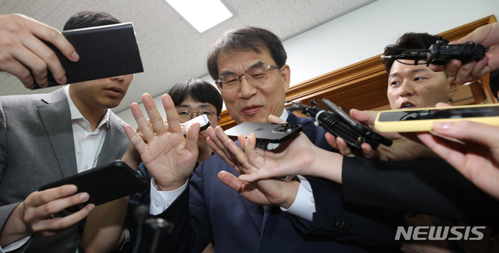 [과천=뉴시스] 김금보 기자 = 노태악 중앙선거관리위원장이 지난 2일 오전 경기 과천시 중앙선거관리위원회에서 열린 고위직 간부 자녀 특혜 채용 의혹 관련 위원회의를 마치고 나오며 취재진에게 질문 세례를 받고 있다. 2023.06.02. kgb@newsis.com