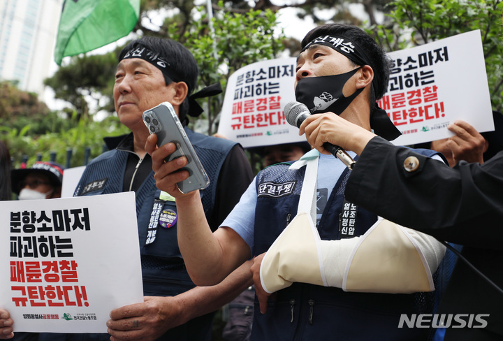 [서울=뉴시스] 김진아 기자 = 2일 서울 서대문구 경찰청 앞에서 열린 '양회동열사 시민분향소 불법침탈, 반인륜 패륜 폭력경찰 규탄 및 불법행위 고발 기자회견에서 분향소 설치 시도 당시 참가했다가 부상을 입은 최진호 건설노조 조합원이 깁스를 하고 있다. 민주노총 건설노조와 '양회동 열사 공동행동'은 이날 기자회견에서 지난달 31일 청계광장 옆에 건설노조 간부 고(故) 양회동 씨 분향소 설치하려 했지만 이를 철거한 경찰 책임자를 직권남용·재물손괴 등 혐의로 고발하겠다고 밝혔다. 2023.06.02. bluesoda@newsis.com