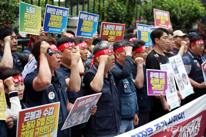 [서울=뉴시스] 김진아 기자 = 한국노동조합총연맹이 2일 서울 서대문구 경찰청 앞에서 열린 '노동자 폭력진압 경찰 규탄 기자회견'에서 구호를 외치고 있다. 이들은 '포스코 하청노조의 농성 과정에서 발생한 경찰의 과잉 폭력 진압과 무차별한 공권력 남용을 규탄하고 책임자인 윤희근 경찰청장의 사퇴'를 요구했다. 2023.06.02. bluesoda@newsis.com
