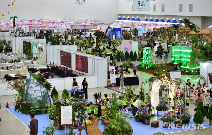 [대구=뉴시스] 이무열 기자 = 2일 대구 북구 엑스코에서 열린 ‘제14회 대구꽃박람회’를 찾은 관람객들이 다양하게 전시된 꽃을 관람하며 즐거운 시간을 보내고 있다. 2023.06.02. lmy@newsis.com