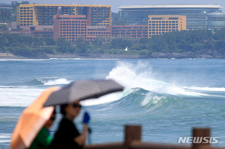[서귀포=뉴시스] 우장호 기자 = 제2호 태풍 '마와르(MAWAR)'가 제주 남쪽 먼해상을 지나는 2일 오후 서귀포시 예래동 해안으로 커다란 파도가 밀려들고 있다. 기상청에 따르면 태풍은 일본 오키나와 남서쪽 해상에서 북동진해 일본 열도 남쪽 해상으로 이동할 것으로 예상된다. 2023.06.02. woo1223@newsis.com