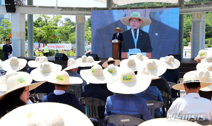 [무안=뉴시스] 이창우 기자=김영록 전남도지사가 2일 오전 무안군 삼향읍 남악 중앙공원에서 '지구를 지키는 건강한 한입'이란 슬로건으로 열린 2023 유기농데이(6.2.) 기념식에서 기념사를 하고 있다. (사진=전남도 제공) 2023.06.02. photo@newsis.com *재판매 및 DB 금지