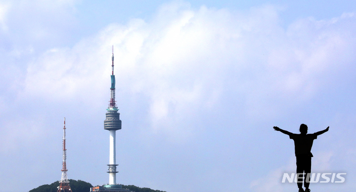[서울=뉴시스] 김금보 기자 = 5일 오후 서울 용산구 국립중앙박물관에서 바라본 하늘이 파랗게 보이고 있다. 2023.06.02. kgb@newsis.com