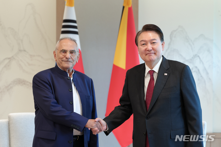 [서울=뉴시스] 윤석열 대통령이 2일 서울 용산 대통령실 청사에서 열린 한-동티모르 정상 면담에서 조제 라모스 오르타 동티모르 대통령과 악수하고 있다. (사진=대통령실 제공) 2023.06.02. photo@newsis.com