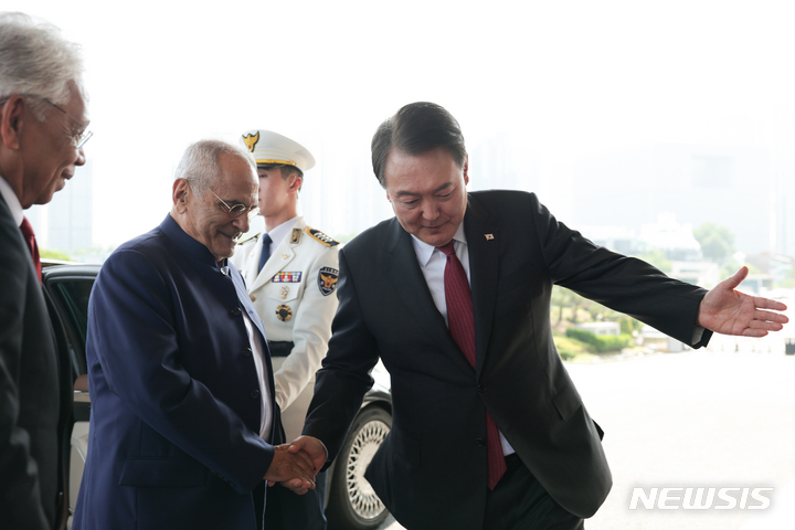[서울=뉴시스] 윤석열 대통령이 2일 서울 용산 대통령실 청사에서 조제 라모스 오르타 동티모르 대통령을 영접하고 있다. (사진=대통령실 제공) 2023.06.02. photo@newsis.com