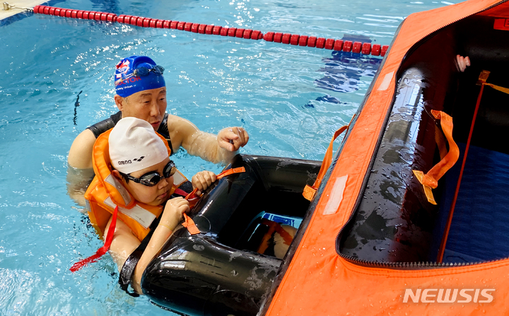 [무안=뉴시스] 전남학생교육문화회관 생존 수영 훈련. (사진=전남도교육청 제공). photo@newsis.com *재판매 및 DB 금지