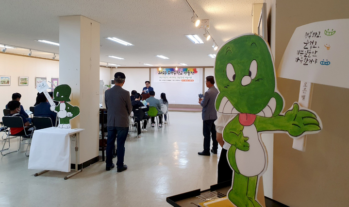 [무안=뉴시스] 전남 무안중학교 인의예술갤러리에서 오는 15일까지 '2023 무안중학교 그림전'. (사진=전남도교육청 제공). photo@newsis.com *재판매 및 DB 금지