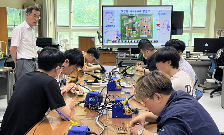 [함평=뉴시스] 전남도교육청 10월까지 한국장애인고용공단 전남직업능력개발원(함평)에서 '2023 전남특수교육지원센터 전공과 집중 직무훈련'. (사진=전남도교육청 제공). photo@newsis.com *재판매 및 DB 금지