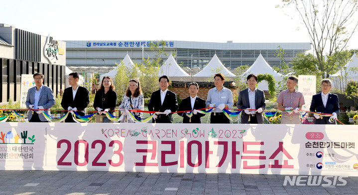 [순천=뉴시스] 이창우 기자=김영록 전남도지사(왼쪽 다섯 번째)가 2일 오후 순천만가든마켓에서 남성현 산림청장, 노관규 순천시장, 최영태 국립수목원장 등 내빈들이 참석한 가운데 2023코리아가든쇼 개막 테이프컷팅을 하고 있다. (사진=전남도 제공) 2023.06.02. photo@newsis.com
