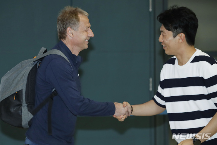 [인천공항=뉴시스] 최동준 기자 = 위르겐 클린스만 한국 축구대표팀 감독이 2일 인천국제공항을 통해 귀국해 통역 관계자와 인사하고 있다. 대표팀은 12일 소집해 16일, 20일 페루, 엘살바도르와 두 차례 A매치를 갖는다. 2023.06.02. photocdj@newsis.com