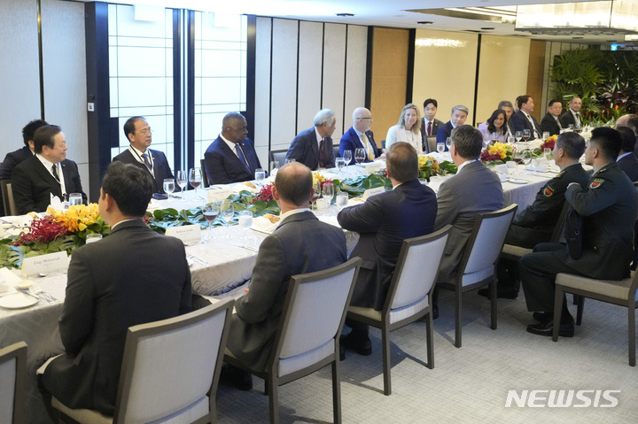 [싱가포르=AP/뉴시스] 리상푸 중국 국방부장(오른쪽에서 두 번째)과 로이드 오스틴 미 국방장관(왼쪽에서 세 번째)이 3일 싱가포르에서 진행 중인 제20차 국제전략문제연구소(IISS) 아시아안보회의(샹그릴라 대화) 기간 중 장관급 원탁회의에 참석하고 있다. 2023.06.05