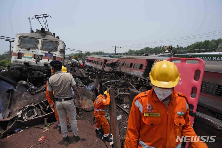 [발라소르=AP/뉴시스]3일(현지시간) 인도 동부 발라소르에서 구조당국이 구조작업을 진행하고 있다. 지난 2일 오후 7시께 발생한 열차 사고로 288명이 사망했고, 약 900명이 다친 것으로 추정된다. 2023.6.3