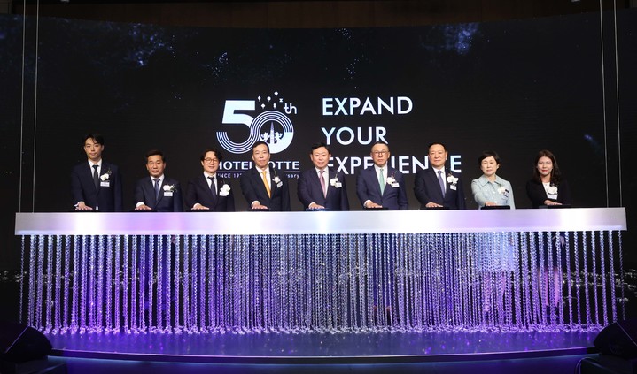 호텔롯데가 지난 5월 24일 서울 잠실 롯데호텔 월드에서 ‘창립 50주년’ 행사를 열었다. 주요 참석자들이 50주년 비전 세레머니를 펼치고 있다. 왼쪽부터 롯데월드 직원대표 이호남, 이은조 호텔롯데 노동조합위원장, 김주남 롯데면세점 대표이사, 이완신 롯데호텔군HQ 총괄대표, 신동빈 롯데그룹회장, 이동우 롯데지주 대표이사, 최홍훈 롯데월드 대표이사, 이영주 호텔롯데 사외이사, 롯데면세점 직원대표 김한빈. (사진 = 호텔롯데 제공) *재판매 및 DB 금지