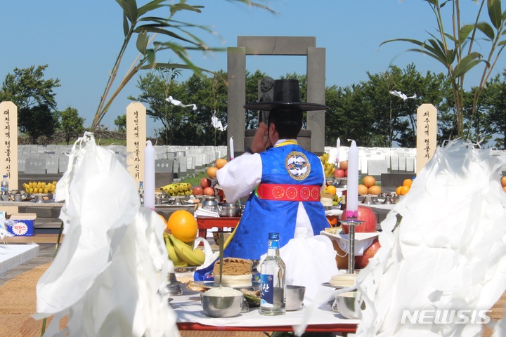 [제주=뉴시스] 양영전 기자 = ㈔제주칠머리당영등굿보존회가 3일 오전 제주시 봉개동 제주4·3평화공원 내 행방불명인 표석 앞에서 '제주4·3 행방불명 희생자 추모위령굿'을 하고 있다. 2023.06.03. 0jeoni@newsis.com 