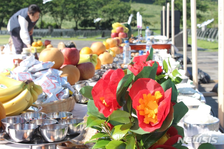 [제주=뉴시스] 양영전 기자 = ㈔제주칠머리당영등굿보존회가 3일 오전 제주시 봉개동 제주4·3평화공원 내 행방불명인 표석 앞에서 '제주4·3 행방불명 희생자 추모위령굿'을 준비하고 있다. 2023.06.03. 0jeoni@newsis.com