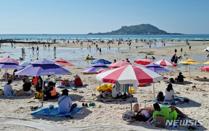 [제주=뉴시스] 우장호 기자 = 맑은 날씨를 보인 3일 오후 제주시 협재해수욕장을 찾은 나들이객들이 물놀이를 하며 즐거운 시간을 보내고 있다. 2023.06.03. woo1223@newsis.com