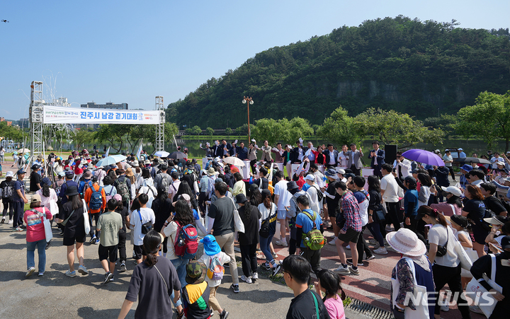 [진주=뉴시스] 홍정명 기자=3일 경남 진주시 남강둔치 일원에서 3년 만에 열린 'BNK경남은행과 함께 걸어요, 진주시 남강 걷기대회' 참가자들이 출발 준비를 하고 있다.(사진=BNK경남은행 제공) 2023.06.03. photo@newsis.com