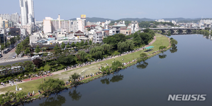 [진주=뉴시스] 홍정명 기자=3일 경남 진주시 남강둔치 일원에서 3년 만에 열린 'BNK경남은행과 함께 걸어요, 진주시 남강 걷기대회' 참가자들이 6.4㎞ 코스를 천천히 걷고 있다.(사진=BNK경남은행 제공) 2023.06.03. photo@newsis.com