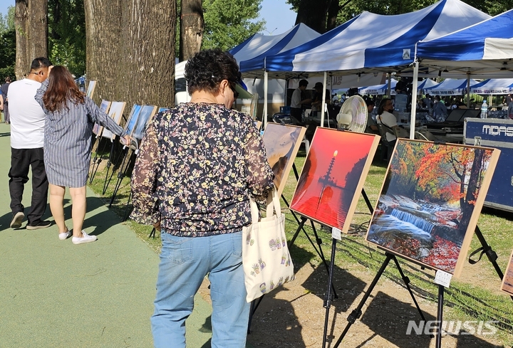 [증평=뉴시스] 강신욱 기자 = 3일 충북 증평군 증평읍 보강천 미루나무숲 일대에서 2023 증평예술제 사진전시회가 열리고 있다. 2023.06.03. ksw64@newsis.com