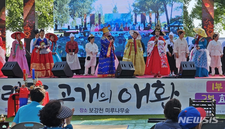 [증평=뉴시스] 강신욱 기자 = 3일 충북 증평군 증평읍 보강천 미루나무숲 특설무대에서 열린 2023 증평예술제에서 충북민요보존회가 애환의 아리랑고개와 효 콘서트 공연을 하고 있다. 2023.06.03. ksw64@newsis.com 