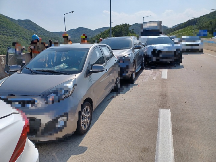 [부산=뉴시스] 3일 오후 부산 기장군 일광읍 부산외곽순환고속도로 용천교와 기장분기점 사이 도로에서 운행하던 5t 탑차가 승차를 들이받는 등 6중 추돌사고가 발생했다. (사진=부산소방재난본부 제공) *재판매 및 DB 금지