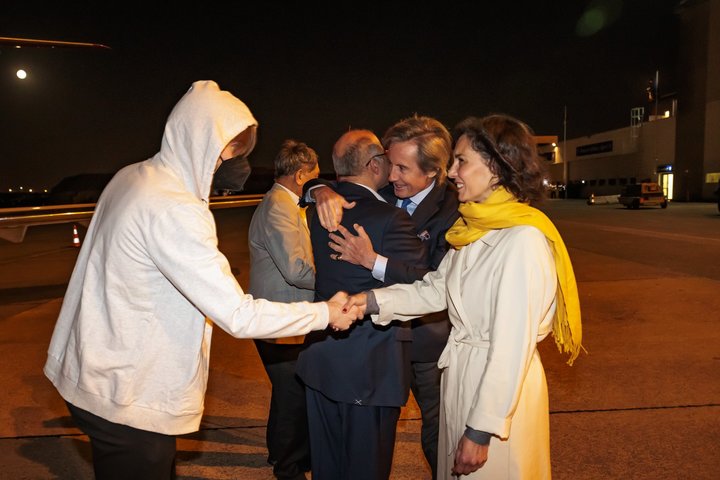 [서울=뉴시스]이란 당국이 석방한 오스트리아 국적자 2명, 덴마크 국적자 1명 유럽인 3명이 3일(현지시간) 벨기에에 도착했다. 브뤼셀 외곽의 멜스브루크 군 공항에서 하자 라비브 벨기에 외무장관 등이 석방자들과 악수를 나누고 있다. <사진출처: 라비브 장관 트위터> 2023.06.03