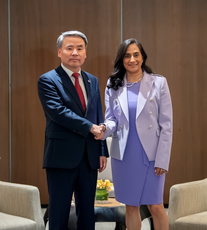 [서울=뉴시스] 이종섭 국방부장관이 3일 오후, 싱가포르에서 열린 제20차 아시아안보회의 계기에 애니타 애넌드 캐나다 국방장관과 양자회담을 갖고 기념촬영을 하고 있다. (사진=국방부 제공) 2023.06.03. photo@newsis.com *재판매 및 DB 금지