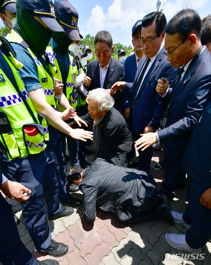 [광주=뉴시스] 이영주 기자 = 3일 오전 광주 북구 운정동 국립5·18민주묘지에서 임성록 (사)대한민국 특전사 동지회 광주지부 고문이 시민단체와의 물리적 충돌을 막기 위해 진을 친 경찰을 향해 길을 열어달라고 읍소하고 있다. 2023.06.03. leeyj2578@newsis.com