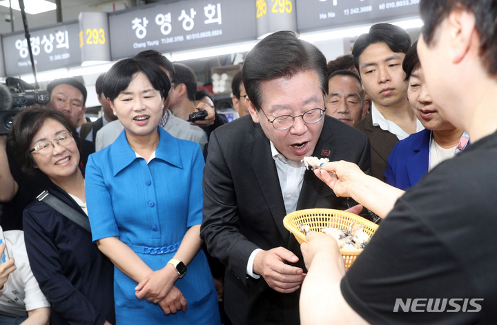 [부산=뉴시스] 하경민 기자 = 이재명 더불어민주당 대표가 3일 부산 중구 자갈치시장을 방문, 상인이 건네는 활전복회를 맛보고 있다. 2023.06.03. yulnetphoto@newsis.com