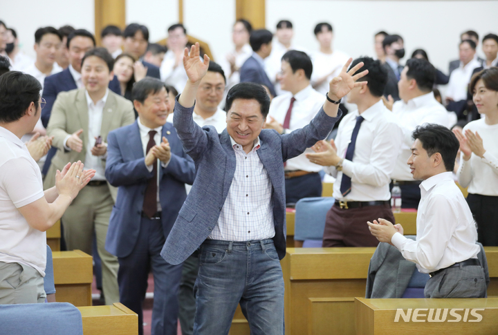 [서울=뉴시스] 김금보 기자 = 김기현 국민의힘 당 대표가 3일 오전 서울 영등포구 국회의원회관에서 열린 국민의힘 중앙청년위원회 발대식에 참석하며 청년 당원들과 인사하고 있다. 2023.06.03. kgb@newsis.com