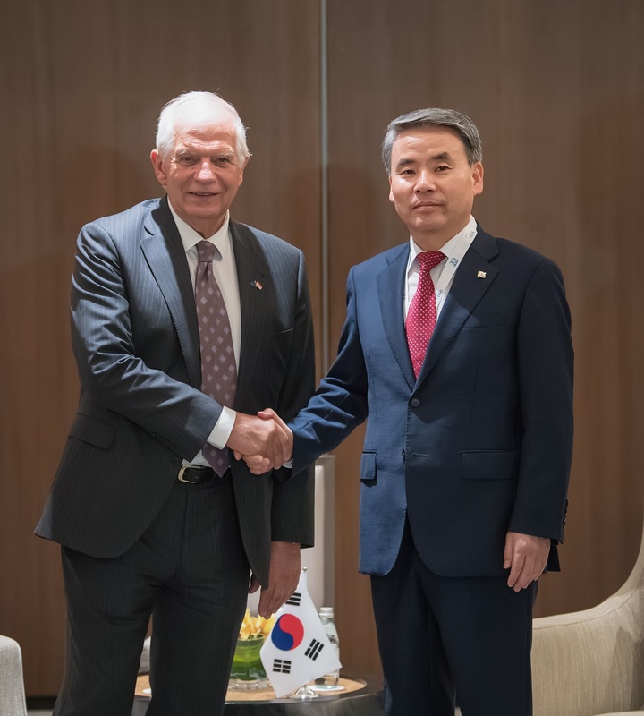 [서울=뉴시스] 고승민 기자 = 이종섭 국방부 장관이 3일(현지시간) 싱가포르 샹그릴라 호텔에서 열린 제20차 아시아안보회의 계기 조셉 보렐 폰테예스 EU 외교안보정책 고위대표와 양자회담을 하기 전 기념촬영하고 있다. (사진=국방부 제공) 2023.06.03. photo@newsis.com *재판매 및 DB 금지