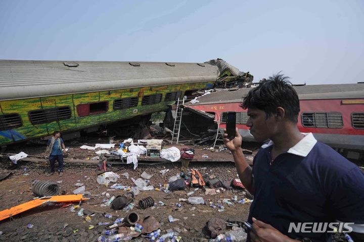 [AP/뉴시스] 탈선한 같은&nbsp; 여객열차의 뒤 기차칸이 앞 기차칸을 또 들이받았다. 첫 여객열차는 10칸이 탈선했도 이것의 잔해가 철로에 떨어지면서 반대방향의 급행선의 3칸이 탈선 넘어졌다. 2023. 06. 04.&nbsp; 