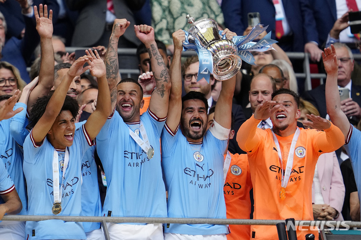 [런던=AP/뉴시스] 맨체스터 시티의 일카이 귄도간이 3일(한국시간) 영국 런던 웸블리 스타디움에서 열린 맨체스터 유나이티드와 2022~2023 FA컵 결승전에서 2-1로 승리하고 우승을 차지한 뒤 트로피를 들고 환호하고 있다. 2023.06.04.