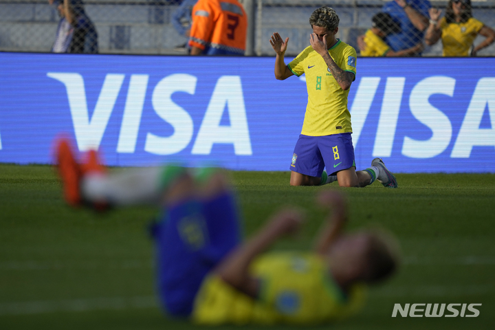 [산후안(아르헨티나)=AP/뉴시스] 이스라엘과 8강전에서 진 브라질 선수들. 2023.06.04.