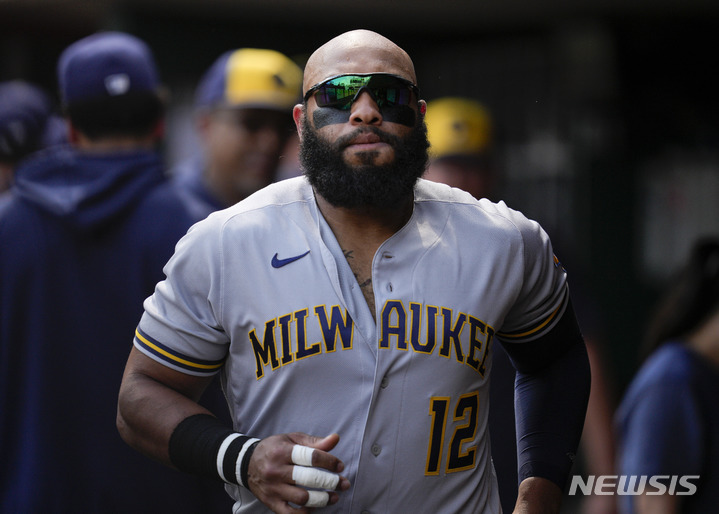 [신시내티=AP/뉴시스] 밀워키 브루어즈의 존 싱글턴이 4일(한국시간) 미국 오하이오주 신시내티의 그레이트 아메리칸 볼파크에서 열린 신시내티 레즈와 2023 MLB 원정경기를 앞두고 덕아웃에서 몸을 풀고 있다. 2023.06.04.